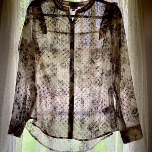 Crème colored blouse with flowing flowers. Very feminine slim size S.